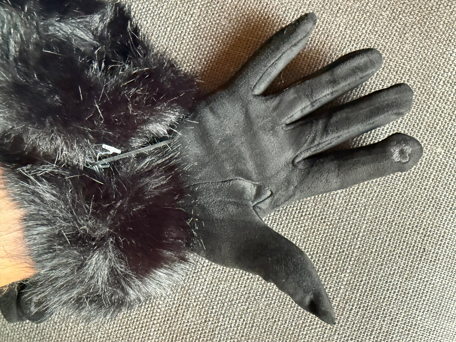 Soft Touch Screen Gloves with Fake fur cuffs Black with pointer finger for touchscreen - Robin Boutique