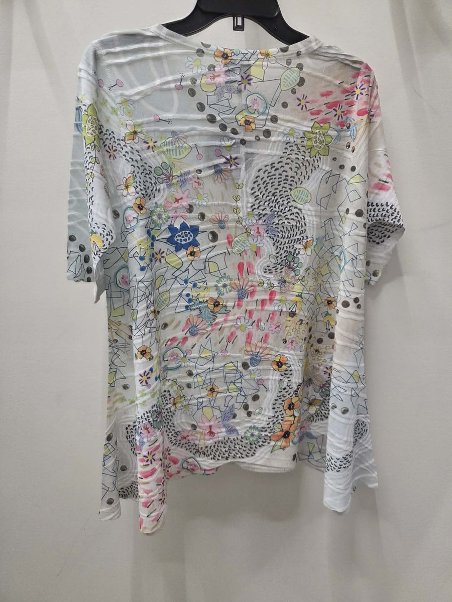 Textured Elbow Sleeve Top in Floral Bliss Print by Inoah