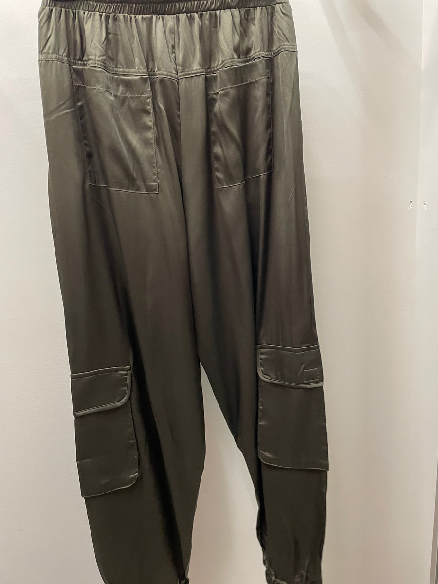 Charmeuse Satin Cargo Pant by Paparazzi
Robin Boutique 