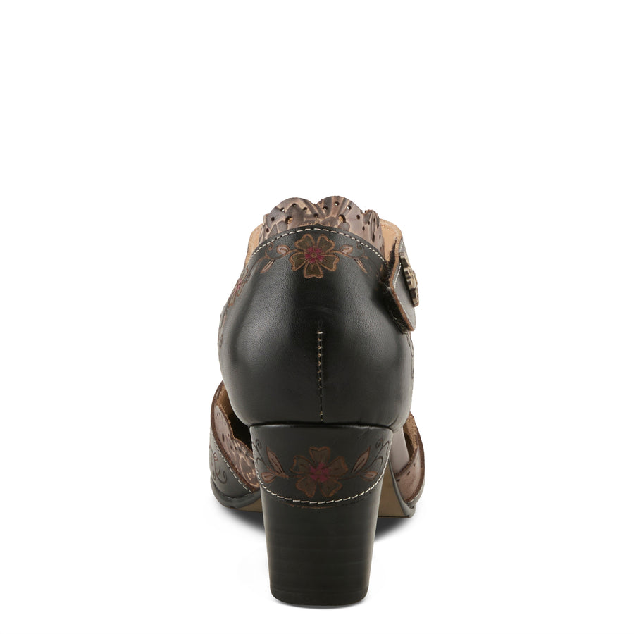 L'Artiste SayYes Closed Toe Leather Shoe